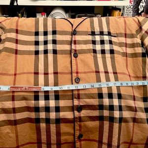 Burberry’s short sleeve causal shirt. Slim fit.